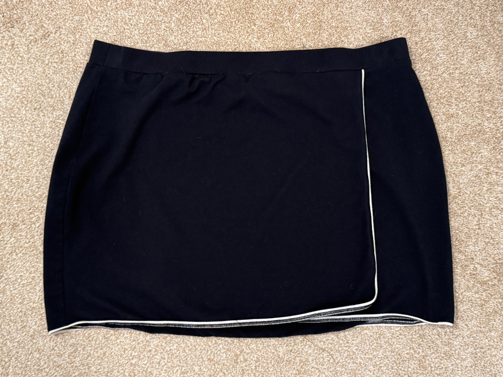 Women's Plus Stretch Woman 2X Intro Love the Fit Black White Piping Tennis Skort